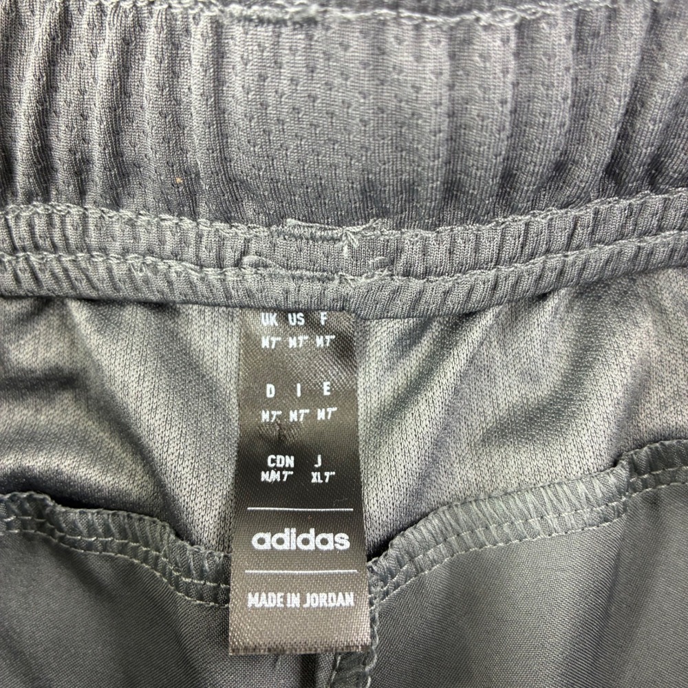 Adidas Mens Gray AEROREADY Athletic Training Shorts Zipper Pockets Size M Active - Picture 3 of 9